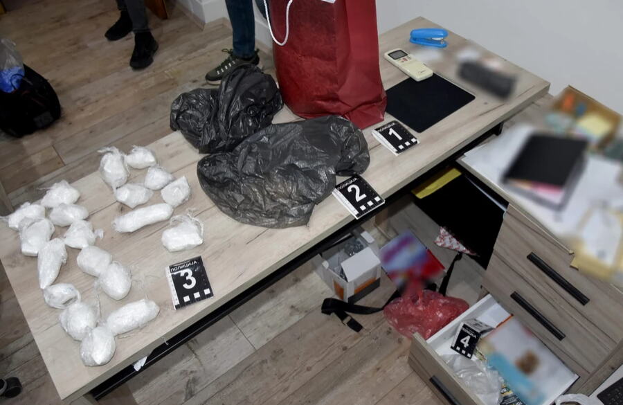 DILER IZ NIŠA BEŽAO OD POLICIJE, PA UHVAĆEN: U kolima mu našli 4 paketa droge, a u lokalu još 19 pakovanja!