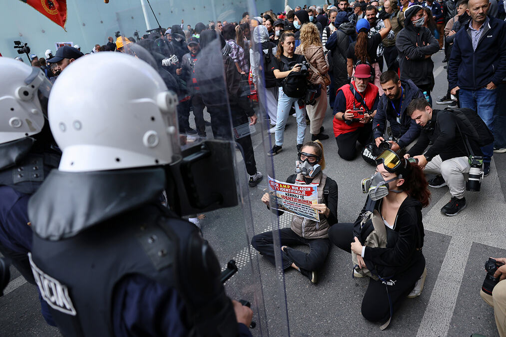 DEMONSTRANTI PREVRNULI RAMINE BETONSKE BLOKOVE! Odbacili poziv na dijalog, pa marširali do kabineta premijera: Nastavlja se haos u Tirani (VIDEO/FOTO)