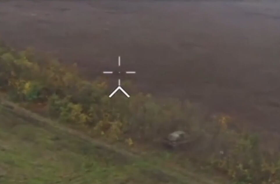 JESEN GA JE ODALA, NEMA VIŠE ZELENILA! Ukrajinci locirali moćno rusko oružje, nije mu bilo spasa! Dron se zakucao u njega (VIDEO)