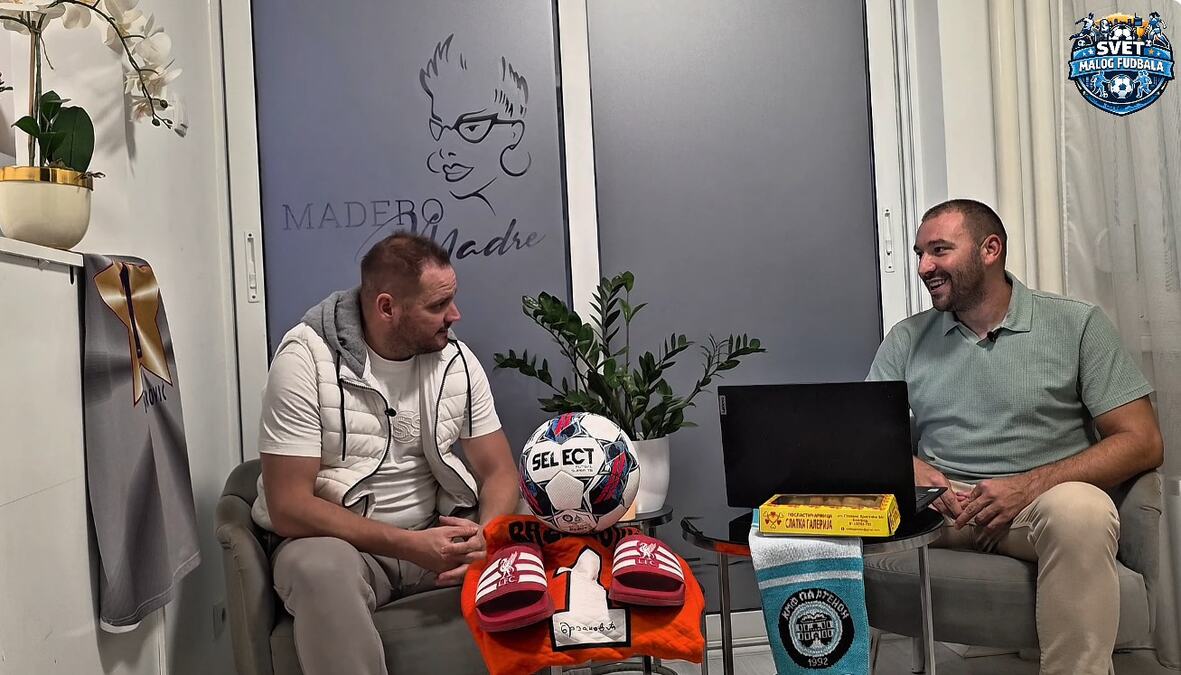 Dečak na čelu kolone na skupu podrške "Ujedinjenoj Srbiji" (VIDEO)