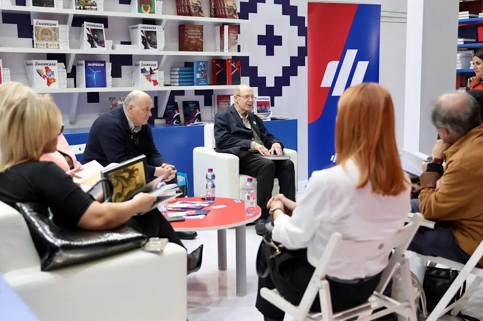 Gideon Grajf posetio štand Fondacije "Za srpski narod i državu" na Sajmu knjiga