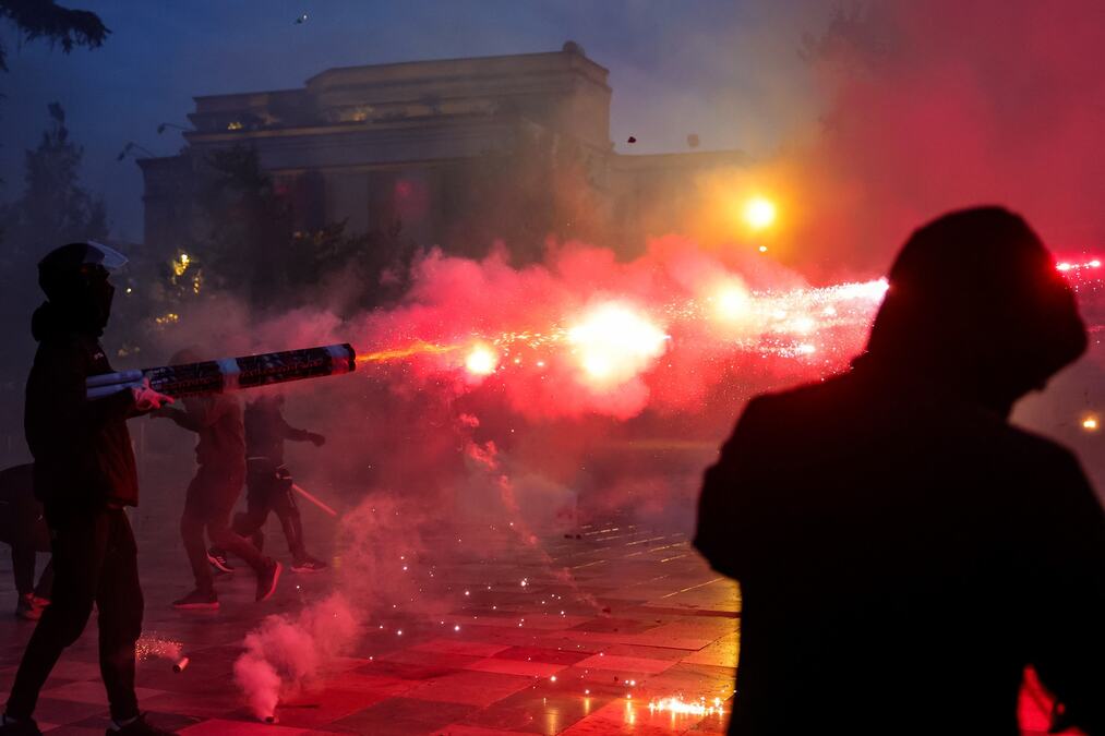 Sukobi u Tirani: demonstranti zapalili policajca i Ministarstvo životne sredine