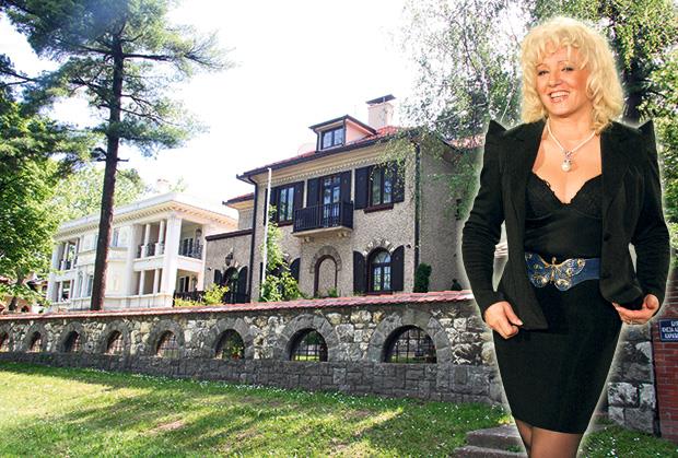 NJENA VILA VREDI 4 MILIONA EVRA! Ova pevačica ima najskuplju kuću na estradi, ćerka joj doktor nauka, sin se školovao u Americi: Zbog ove stvari i danas zaplače