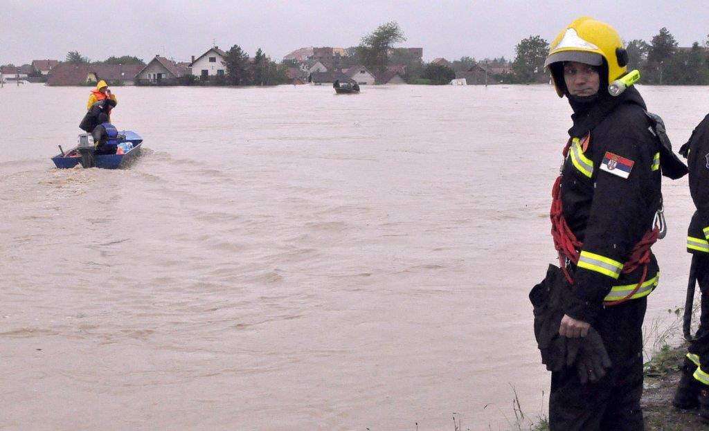 DRAMA KOD JAGODINE, MUŠKARAC UPAO U VELIKU MORAVU: Vatrogasci-spasioci izvukli čoveka koji se umalo udavio! 