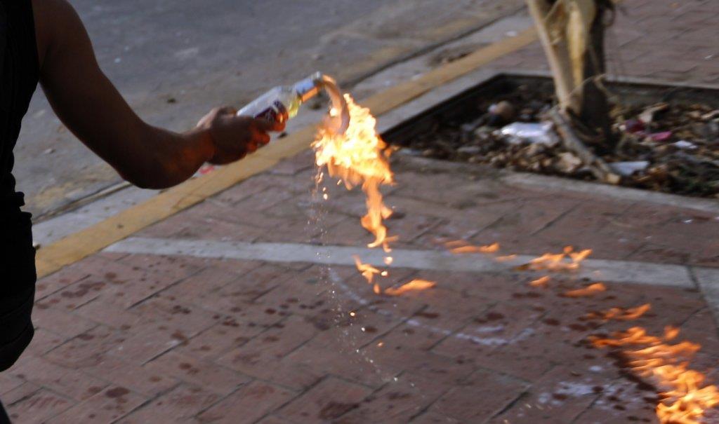 BAČEN MOLOTOVLJEV KOKTEL NA POZNATI RESTORAN NA ADI! Žena bila u lokalu kada su dvojica napadača pokušala da zapale objekat