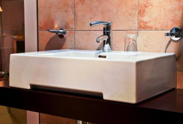 Blistavo čiste fugne za 5 minuta: Trebaju vam samo dve stvari iz kuhinje koje ne koštaju mnogo!