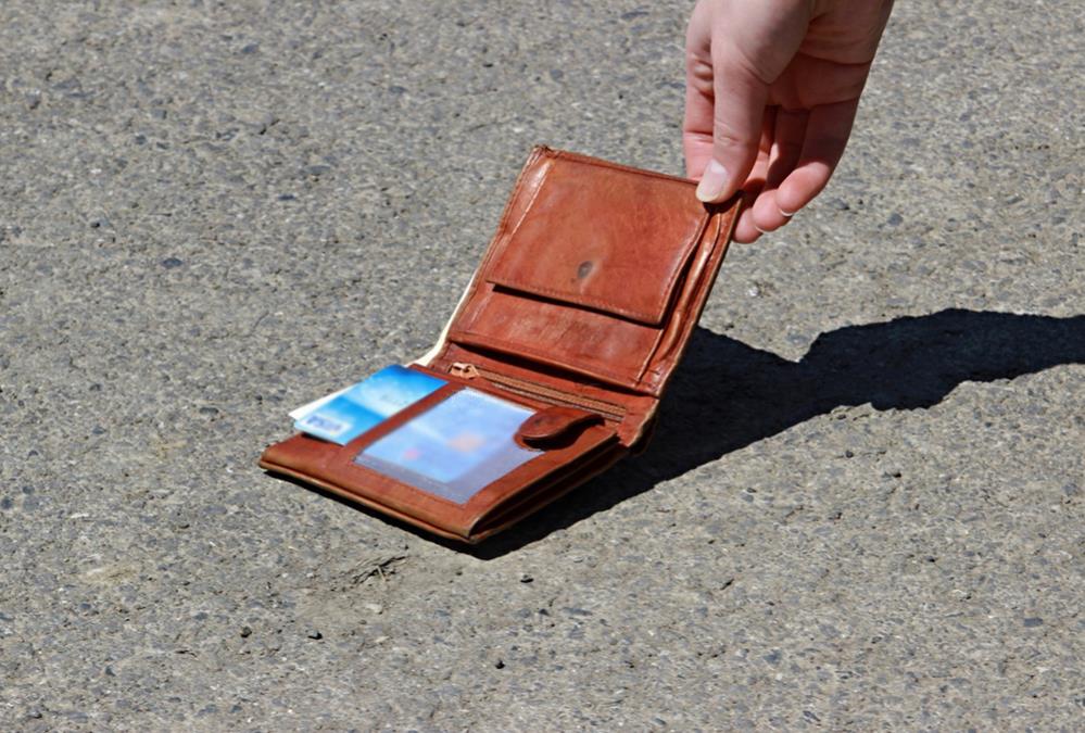 "ODAKLE VAM TA IDEJA - SRAMOTA!" Srbin izgubio novčanik sa 100.000 dinara i 300€, a kad su mu vratili šokirao se šta je zatekao unutra -  "Srpska posla"