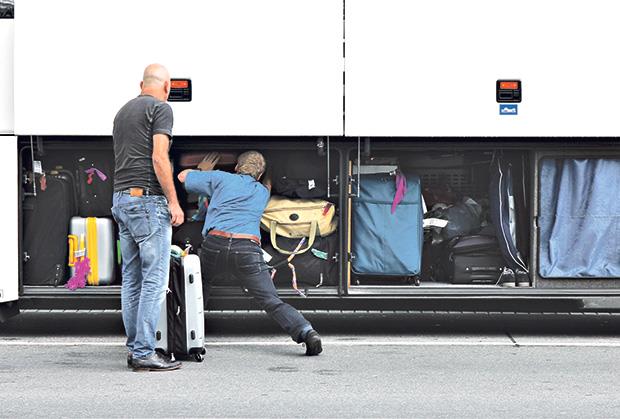"Ljudi na more idu kao da se sele" Vozač autobusa izbacio suncobrane, a Srpkinja oplela po turistima: Ovo ne smete da nosite 