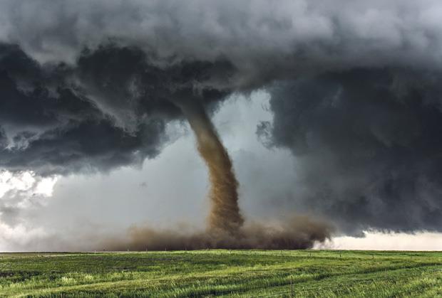 SNAŽNO NEVREME SE SRUČILO NA ABU DABI I DUBAI, ODJEKUJU GROMOVI, NE VIDI SE NIŠTA OD PLJUSKA: Popaljeni svi alarmi, sve se beli od grada, ka njima juri TORNADO