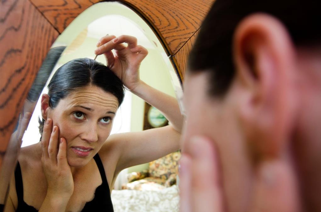 Da li treba čupati sede vlasi? Evo zašto frizeri to smatraju ozbiljnim rizikom!