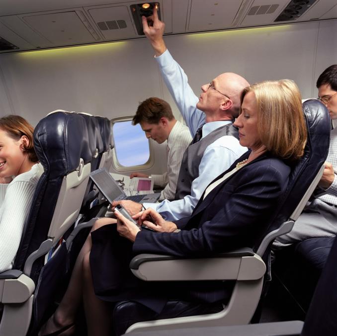 Zašto se svetla u avionu gase pre sletanja? Mnogi misle da je zbog atmosfere, a istina je skroz drugačija