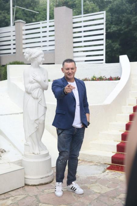 "MOJA ŽENA ZNA ZA SVE LJUBAVNICE" Pevač bez dlake na jeziku o aferama: Nijedna nije znala da je oženjen, a supruzi priznao sve: Ona je moj junak...