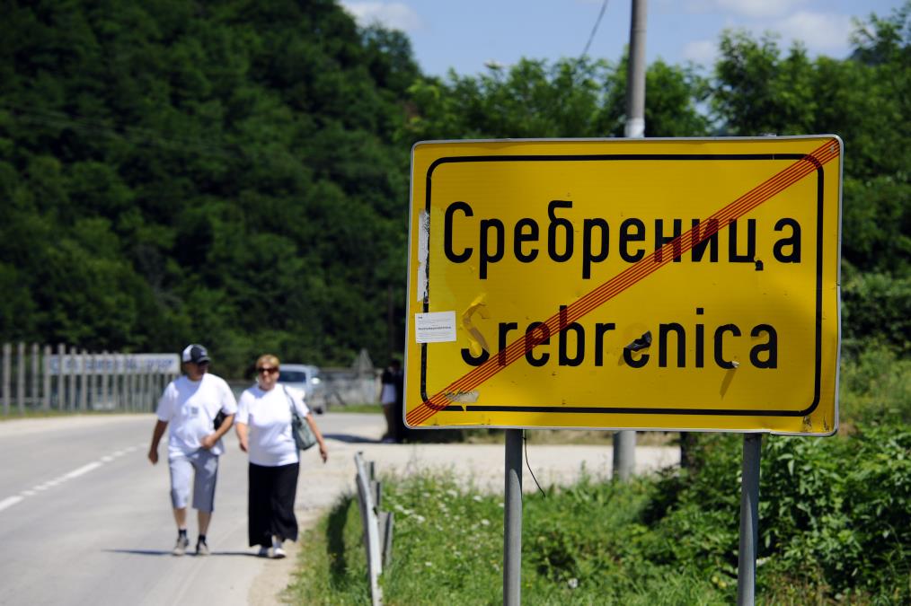 "NE MOŽE SUZA CRNE MARAME BITI MANJE VREDNA OD SUZE BELE MARAME" U Srebrenici odata počast svim žrtvama rata, Srbi došli, Bošnjaci bojkotovali sednicu skupštine