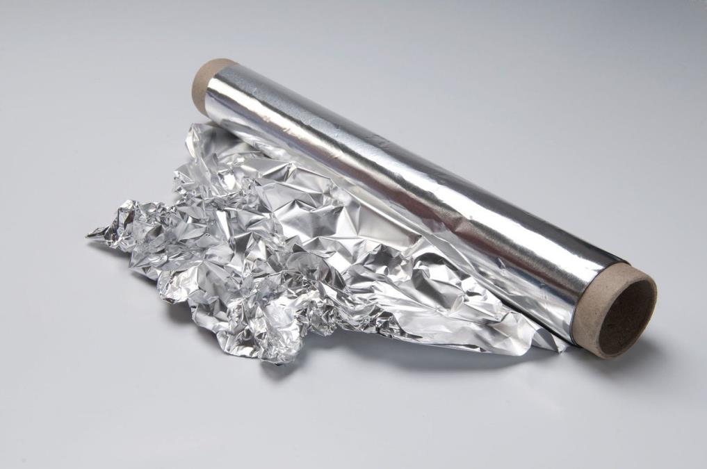 Dve kašike sirćeta na aluminijumsku foliju čine čuda, kad vidite čemu služe odmah ćete otrčati u kuhinju