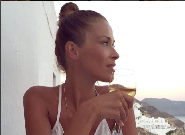 PEVAČICA VOLELA BIZNISMENA, PA SE UDALA ZA MLAĐEG! Povukla se u jeku slave, a u 5. deceniji izgleda neverovatno... (FOTO)
