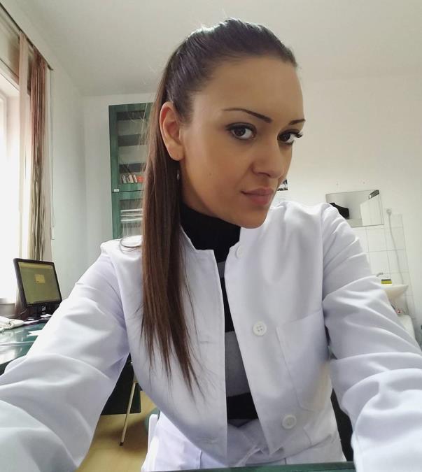NEKADA POZNATA PEVAČICA DANAS RADI KAO DOKTORKA! Svi mislili da će postati zvezda, a ona odustala od pevanja, rodila dvoje dece i danas ovako izgleda (FOTO)