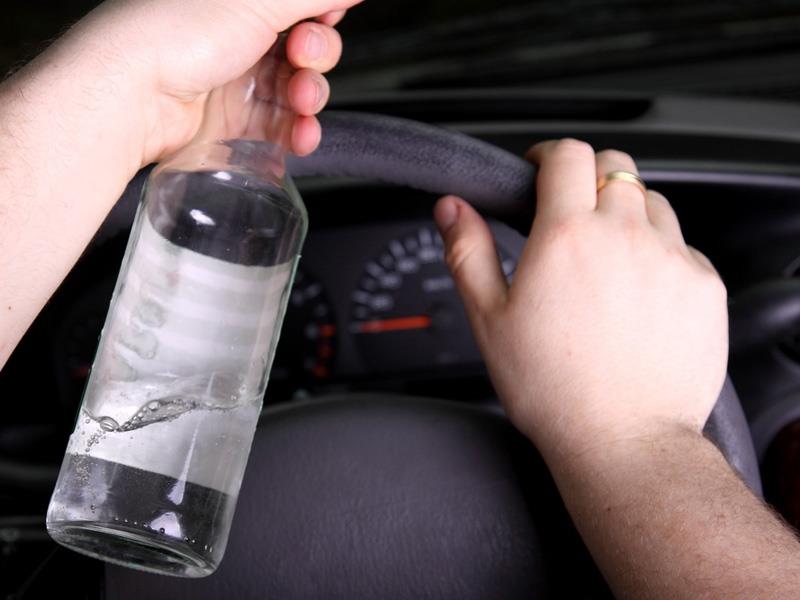 SVAKA OSMA SAOBRAĆAJKA POVEZANA JE SA PIJANIM VOZAČIMA: Na Svetski dan borbe protiv alkoholizma MUP apeluje na vozača! 