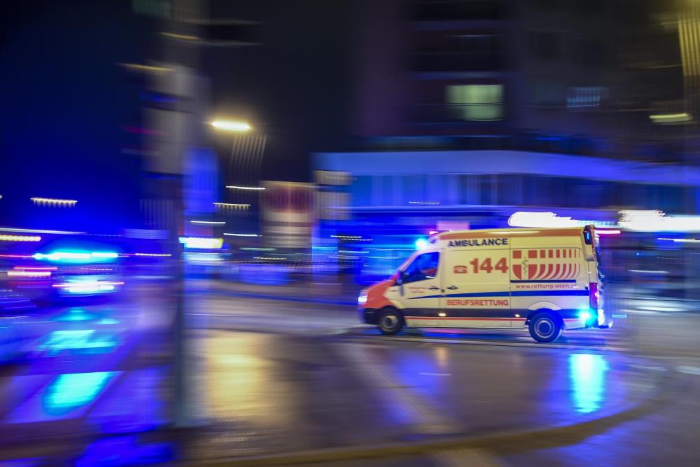 SRPSKA PORODICA POVREĐENA U SUDARU U AUSTRIJI! U automobilu bilo i dvoje maloletne dece: Nadrogirani vozač zakucao se u njih i PREVRNUO IH NA KROV!