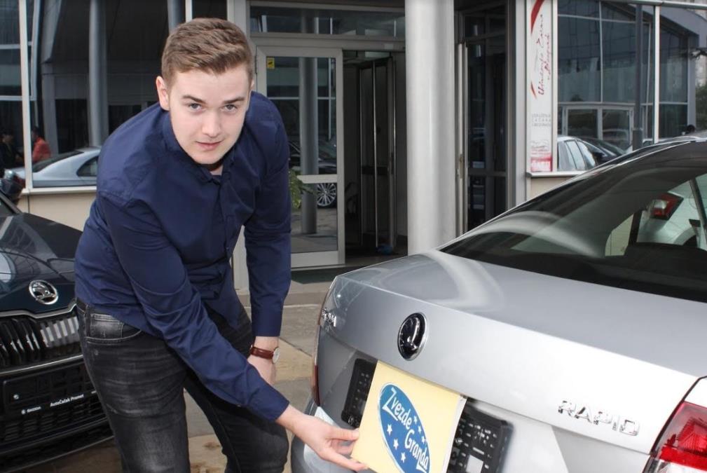PEVAČ SE NAŠAO USRED ORUŽANE PLJAČKE: Muškarac sa automatskom puškom upao u radnju, on pobegao glavom bez obzira (VIDEO)
