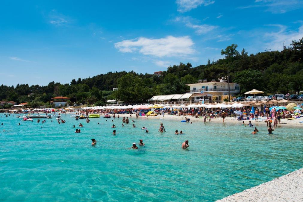 Masovno uklanjanje peškira sa plaža u Grčkoj: Drastičan potez na omiljenim letovalištima Srba, nema više rezervisanja mesta, a kazne paprene