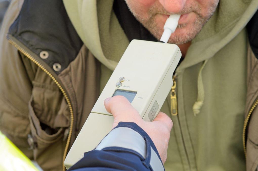 KAKO JE OVO MOGUĆE?! Uhapšen BAHATI NESLAVNI REKORDER: Vozio sa 4,01 PROMILA, pa udario u dva parkirana vozila