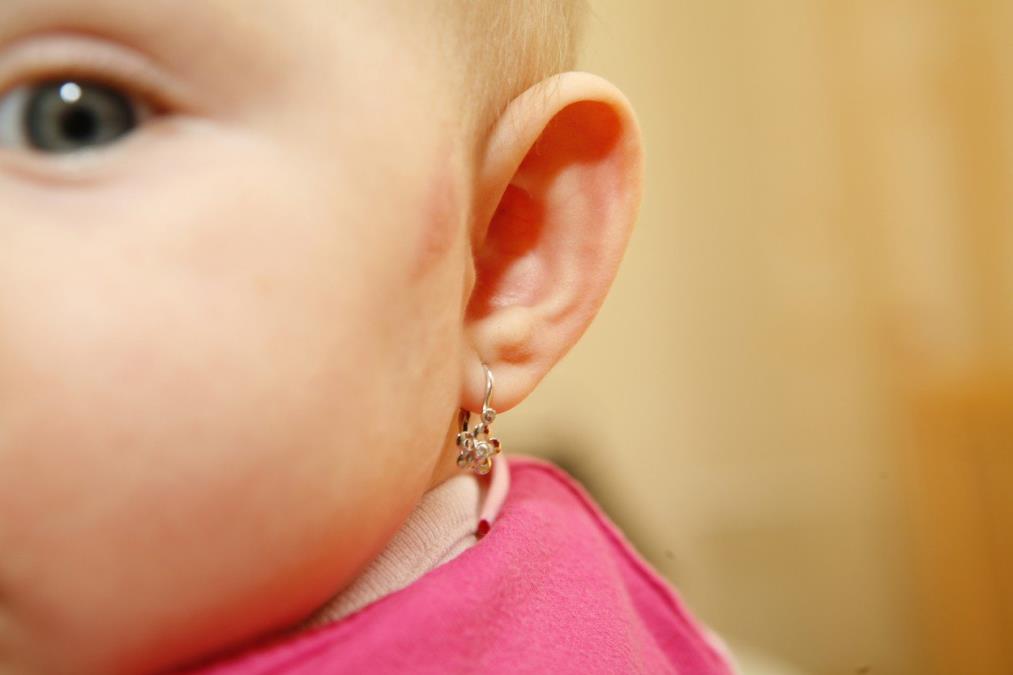 Bušenje ušiju bebama je rizično i opasno: Doktorka otkrila kad je bezbedno staviti minđuše detetu!