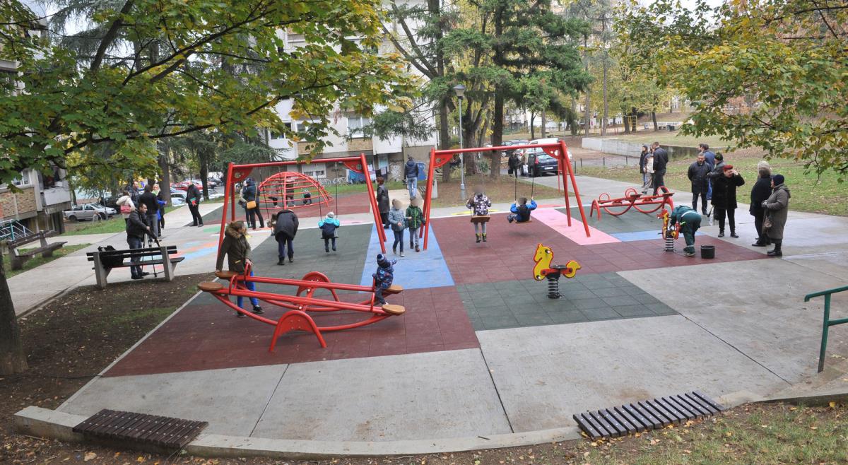 Horor u parku: Osmogodišnjakinja gurnula devojčicu (4) sa ograde – lekari joj šili glavu, majka u šoku! "Bacila je direktno na kamenje"