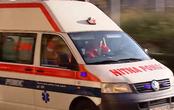 NESREĆA U NACIONALNOM PARKU PLITVICE! Voz sleteo sa puta i udario u drvo