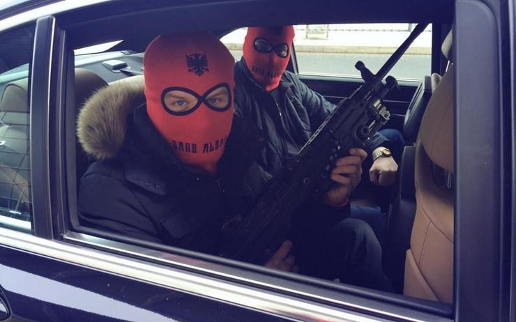 NEPOSLUŠNE POLIVAJU KISELINOM NASRED ULICE Albanska mafija hoće potpunu kontrolu u ovoj zemlji! Policija preduzela mere i počela da im RUŠI ČITAVA NASELJA