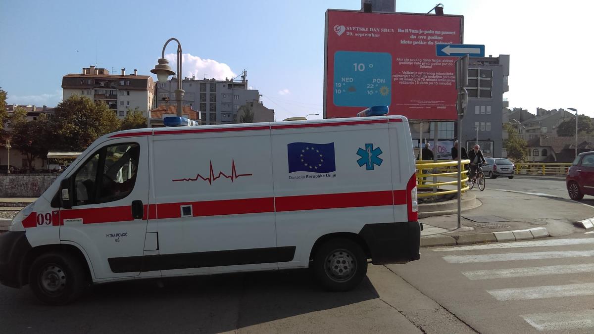 TEŠKO POVREĐEN NIŠLIJA (24): Autom se zakucao u stub na Bulevaru Svetog Pantelejmona, vatrogasci ga izvlačili iz vozila