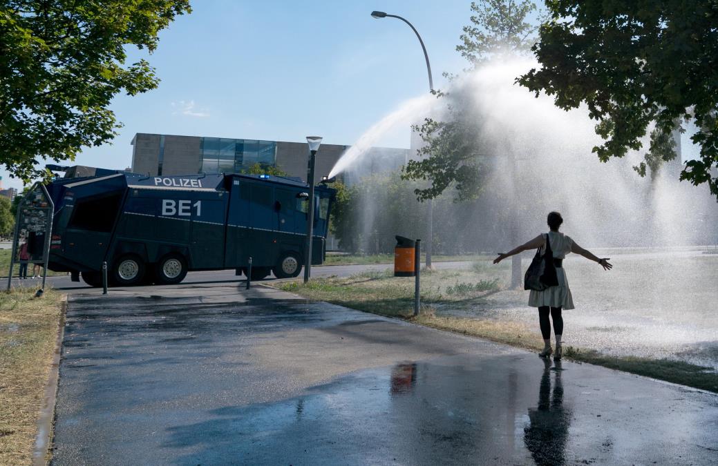 "DANAS POSTAJE POTPUNO LUDO!" EVROPSKA DRŽAVA NA IVICI ISTORIJSKOG REKORDA! Epicentar ekstremnih vrućina na istoku zemlje! Najavljeno i veliko nevreme! (FOTO)