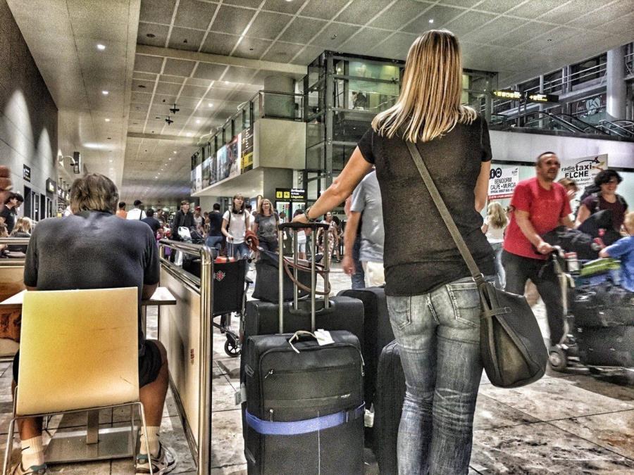 Ne objavljujte ovakve fotografije sa letovanja: Posebno opasne one sa aerodroma