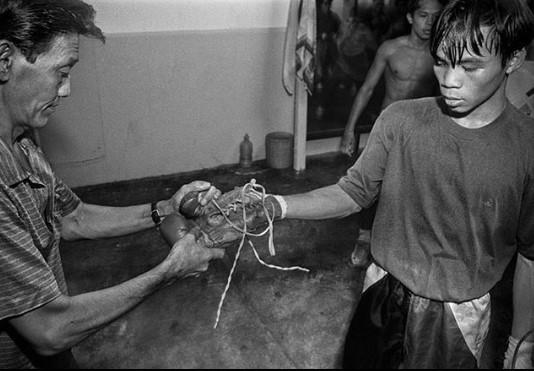 ODRASTAO U DŽUNGLI, U KUĆICI OD KOKOSA - PA ZARADIO POLA MILIJARDE DOLARA! Sa 15 godina se ukrcao na brod i uplovio u nemilosrdni svet borbe! Neverovatna priča!