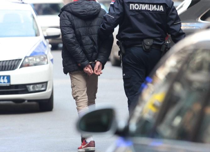 MANIJAK USRED DANA NAPAO ŽENU U BANJIČKOJ ŠUMI: Prišao joj s leđa i uhvatio je za zadnjicu, pa pobegao među stabla, policija ga pronašla kod Atletske dvorane