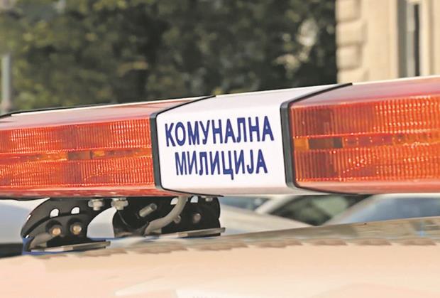 DRAMA U ZEMUNU: Otac sa sinovima brutalno pretukao komunalnog milicajca, udarcima ga oborili na zemlju, pa nastavili da ga šutiraju