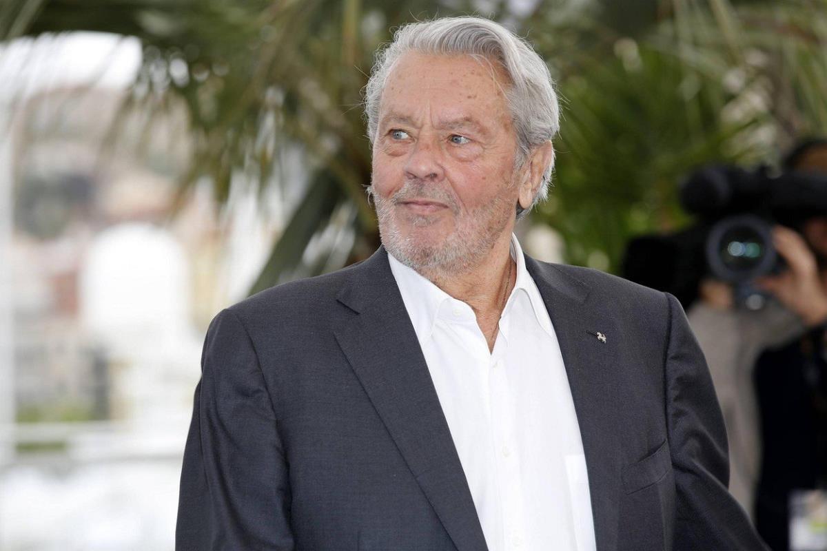 Alen Delon u crnom odelu i beloj košulji