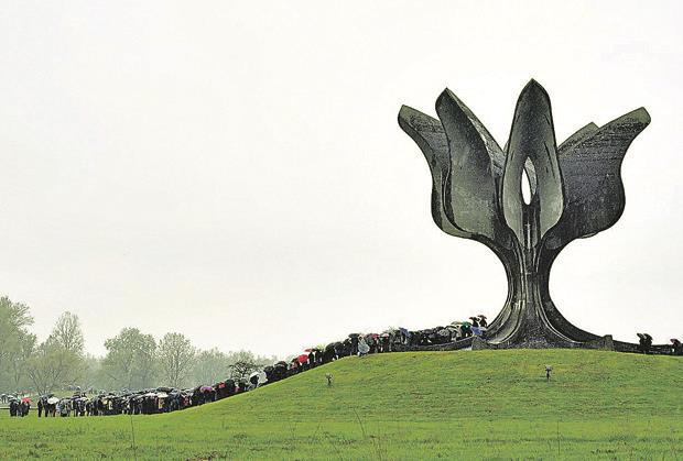 Spomenik na mestu nekadašnjeg logora Jasenovac gde je pobijeno više stotina hiljada Srba