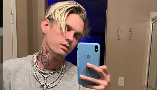 Aron Karter pravi selfi