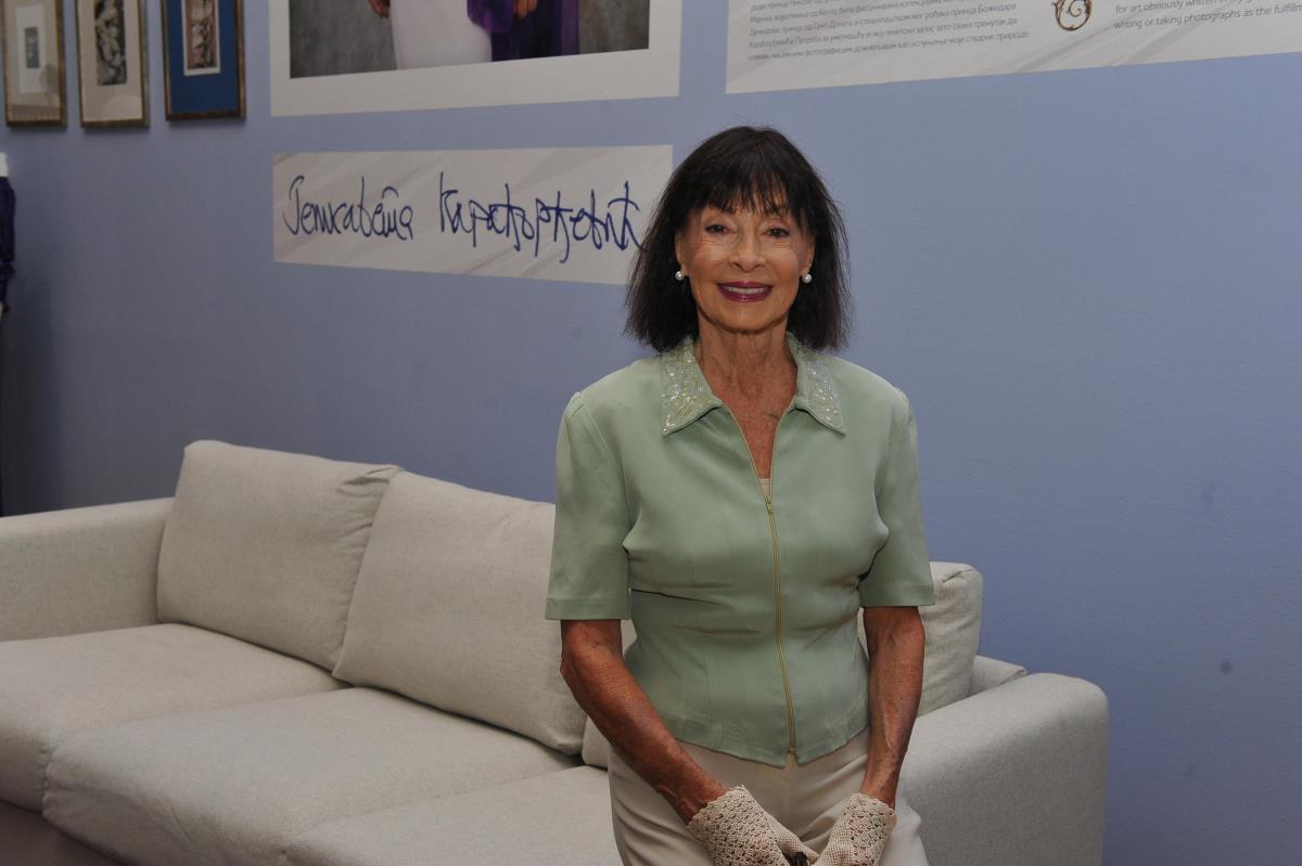 Jelisaveta Karađorđević sedi na naslonu sofe