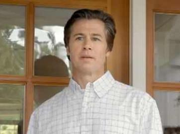 Dag Pit u beloj košulji stoji kraj prozora.jpg