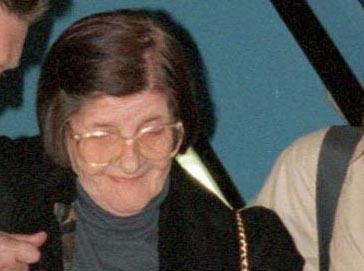 Nada Šakić prilikom izručenja Hrvatskoj na zagrebačkom aerodromu 2. novembra 1998. godine