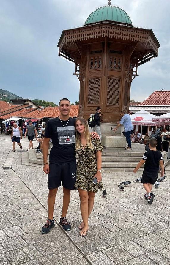 SAVELJIĆ JE NJOJ SLAO PORUKE Ovo je ćerka Vlada Divca zbog koje je ŠAMARAO Nišu, oglasila se i NJEMU rekla da ga VOLI (FOTO)