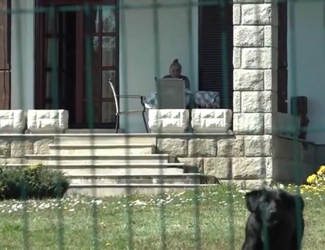 Vesna Zmijanac na verandi u Bukulji