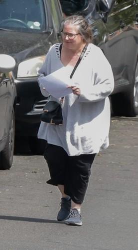 Bridžet Fonda u sivoj tunici na ulici