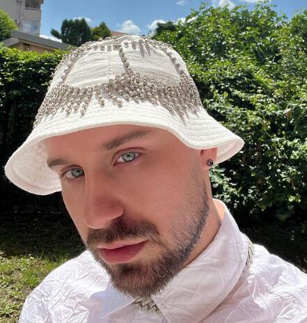 Miloš Stojković Henny sa šeširićem sa cirkonima na glavi