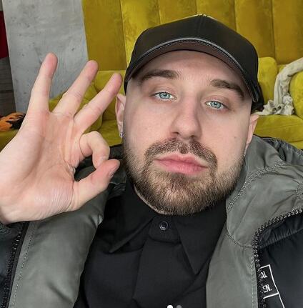 Miloš Stojković Henny sa kačetom na glavi pravi ok prstima