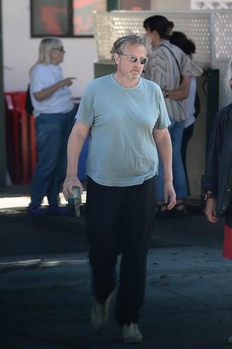 Metju Peri u plavoj majici