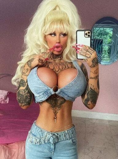 Ališa Amira u teksas kompletu