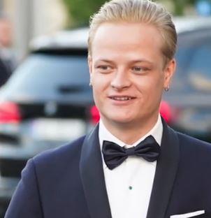 Norveški princ Marijus svečano obučen na ulici