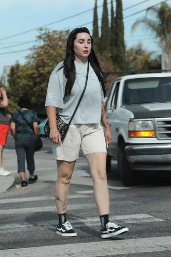 Amanda Bajns u sivoj majici na kratke rukave i bež šortsu